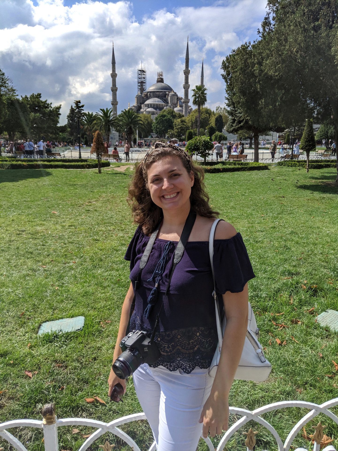 48 hours weekend in Istanbul: Nell with curly hair stood in front of the blue mosque 