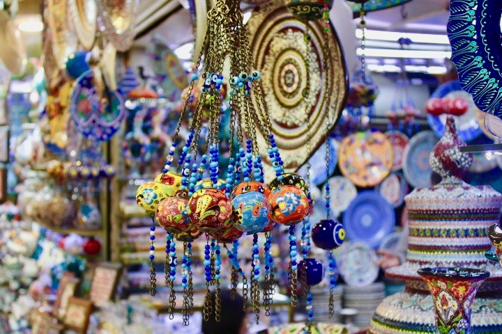 48 hours weekend in Istanbul: Hanging decorations in the Grand Bazaar